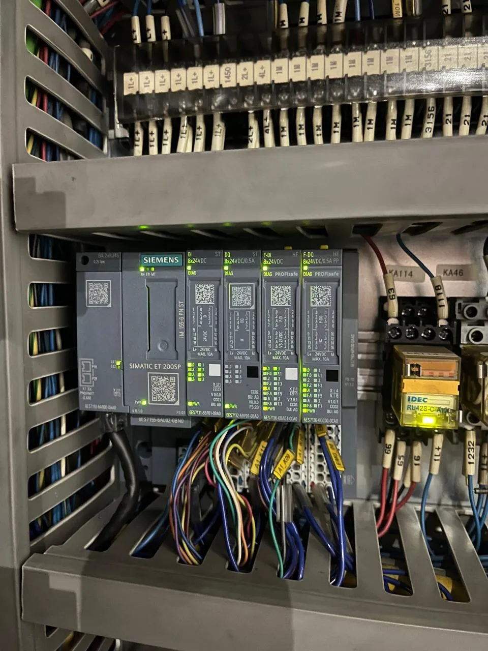 CLP Siemens SIMATIC ET 200SP instalado em painel elétrico