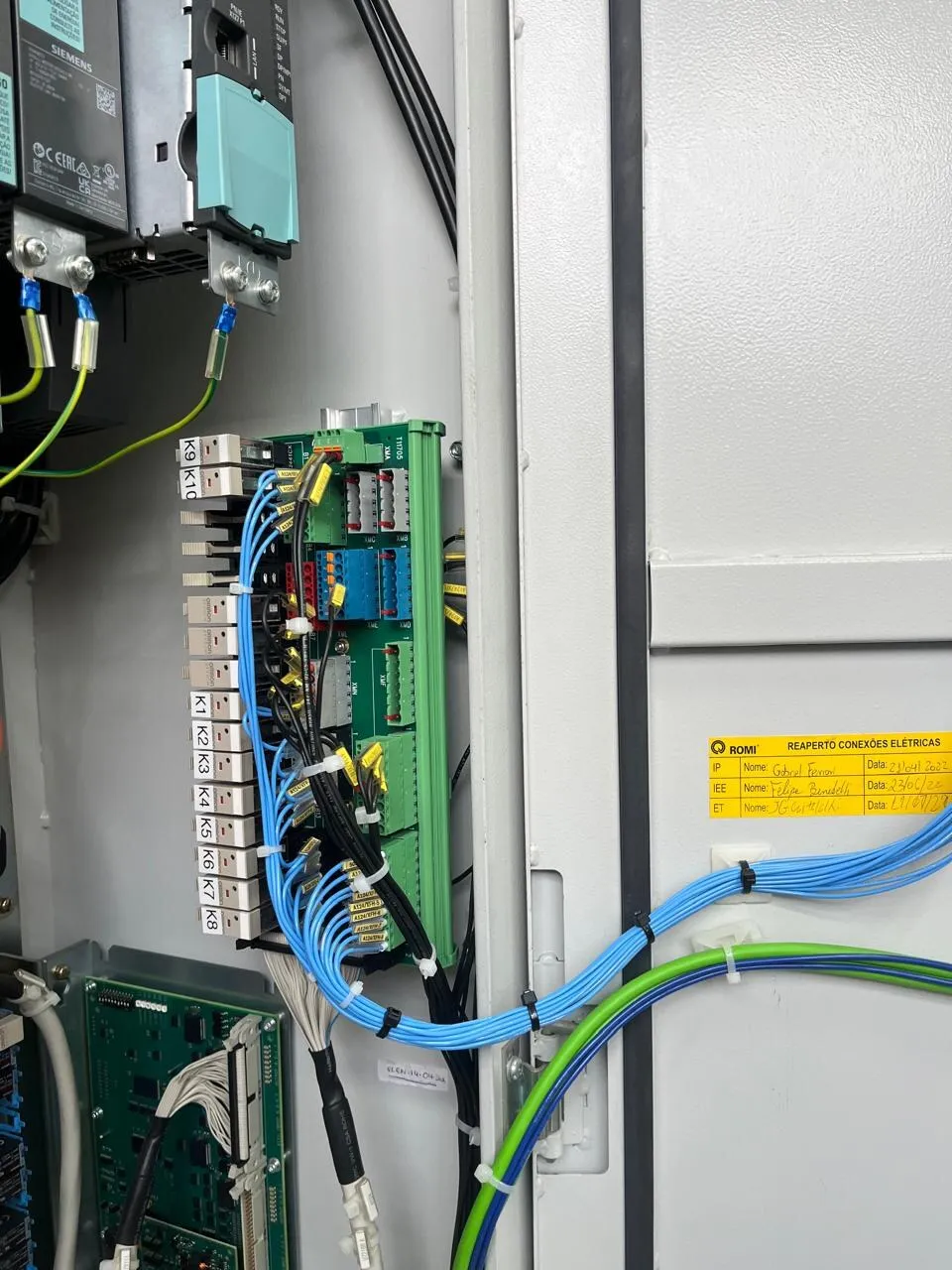 Painel elétrico modernizado com acionamentos Siemens e cabeamento organizado